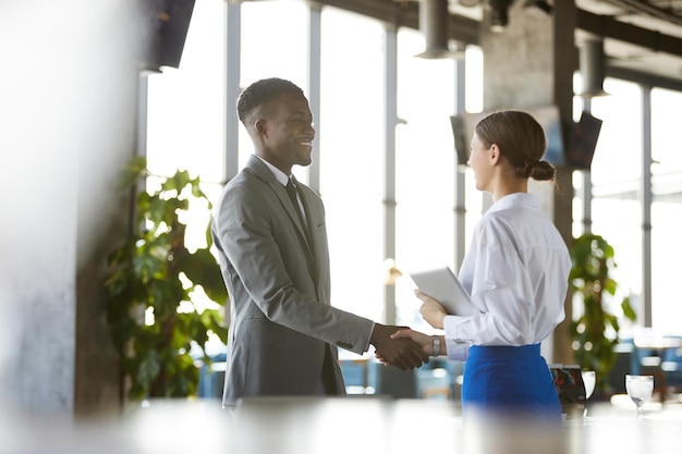 Colaboração com empresário de raça africana