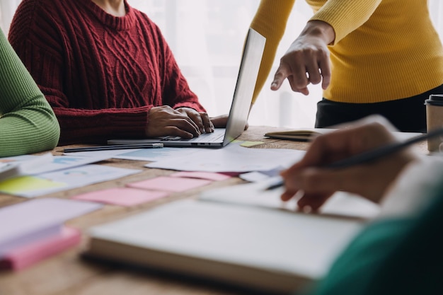 Colaboração de brainstorming e análise de parceria bem-sucedida por jovens empresários asiáticos que trabalham em um espaço de trabalho de escritório