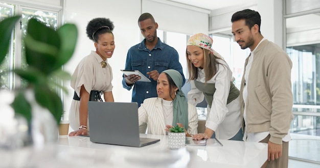 Colaboração de coaching e equipe de treinamento no laptop em discussão sobre gerenciamento de projetos com o gerente Planejamento de liderança e mentora de mulher de brainstorming ensinando equipe de negócios no escritório criativo