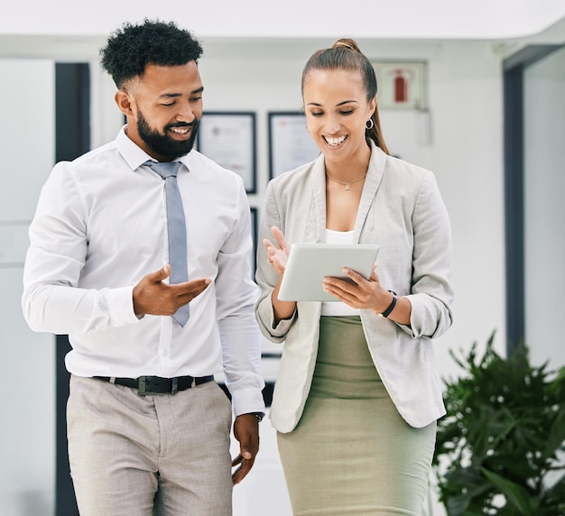 Foto colaboração de pessoas de negócios e trabalho em equipe com tablet no escritório para andar de homem e mulher planejando estratégia corporativa funcionários felizes com motivação de sorriso ou visão de sucesso em tecnologia digital