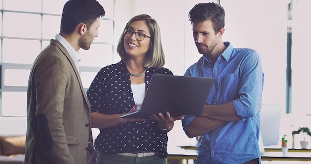 Colaboração de trabalho em equipe de laptop ou consultoria de pessoas de negócios na experiência do cliente em rede social ou comércio eletrônico Feedback do site de monitoramento de marca digital ou revisão da equipe de mídia dos dados da pesquisa on-line