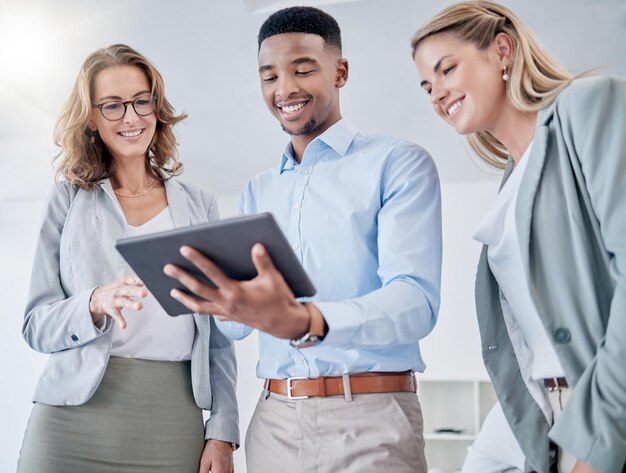 Foto colaboração e pesquisa de tablet com uma equipe de negócios conversando no escritório para crescimento ou desenvolvimento planejamento de diversidade ou trabalho em equipe com um grupo de funcionários de homens e mulheres usando a internet no trabalho