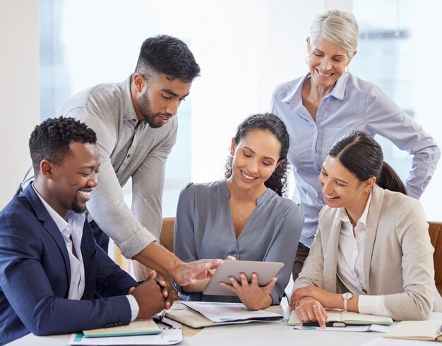 Colaboração é tudo. Foto de um grupo de empresários fazendo brainstorming e trocando ideias em um escritório moderno.