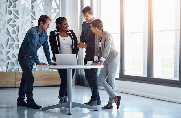 Foto colaboração laptop e pessoas de negócios no escritório juntos para uma reunião para discutir estratégia planejamento de computador ou trabalho em equipe com um grupo de funcionários de homens e mulheres em um local de trabalho para pesquisa