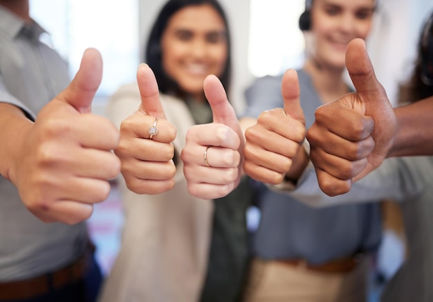 Colaboração mãos e polegares para o apoio de motivação ou obrigado com pessoas de telemarketing em call center serviço ao cliente gesto de mão e sucesso com a equipe de funcionários vencedor no escritório