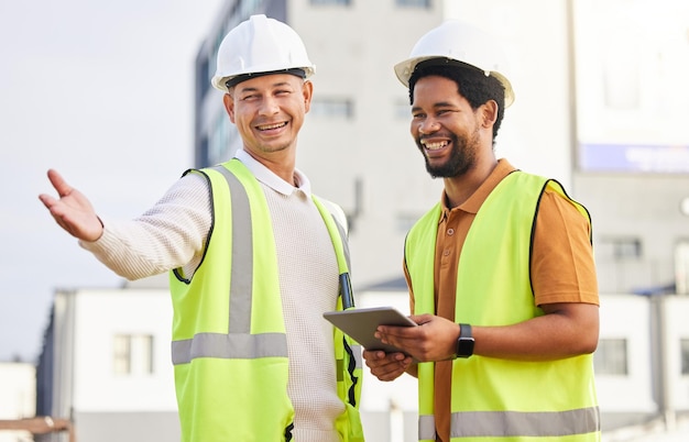 Colaboração ou arquitetura de tablet com um engenheiro e designer planejando um canteiro de obras Arquiteto construindo e trabalhando em equipe com homens trabalhando juntos para projetar um projeto de desenvolvimento