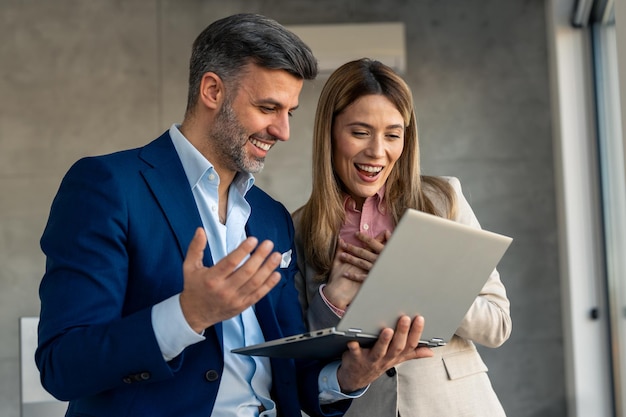 Colaboração profissional entre empresários e empresárias