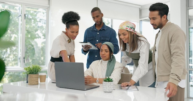 Colaboración de coaching y equipo de capacitación en la computadora portátil en discusión sobre la gestión de proyectos con el gerente Planificación de liderazgo y lluvia de ideas mentora de mujeres que enseñan al personal de negocios en la oficina creativa