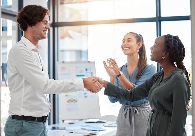 Colaboración de diversidad B2B y apretón de manos de empresarios para la promoción, felicitaciones por la innovación o el éxito de la empresa con aplausos Gerente de mujer negra estrechando la mano del hombre por gesto de agradecimiento