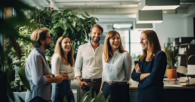 Una colaboración en equipo en un entorno de oficina moderno.