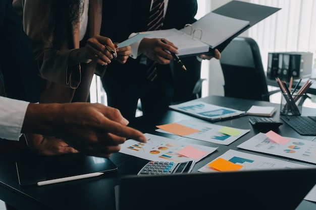 Colaboración del equipo de negocios discutiendo el trabajo analizando con datos financieros y gráfico de informe de crecimiento de marketing en la presentación del equipo y tormenta de ideas para la planificación estratégica de obtener ganancias de la empresa