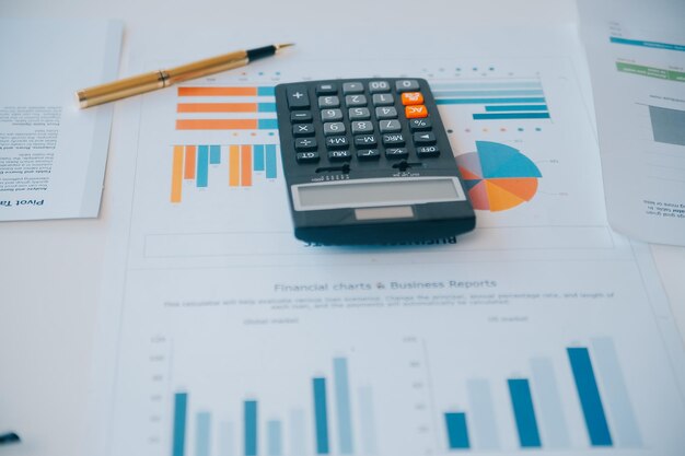 Colaboración del equipo de negocios discutiendo el trabajo analizando con datos financieros y gráfico de informe de crecimiento de marketing en la presentación del equipo y tormenta de ideas para la planificación estratégica de obtener ganancias de la empresa