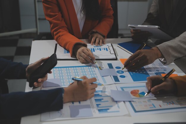 Colaboración del equipo de negocios discutiendo el trabajo analizando con datos financieros y gráfico de informe de crecimiento de marketing en la presentación del equipo y tormenta de ideas para la planificación estratégica de obtener ganancias de la empresa
