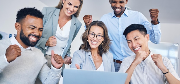 Foto colaboración exitosa y celebración con gente de negocios en objetivos de creación de equipos y planificación de estrategias de motivación ganador del trabajo en equipo y reunión de negocios de innovación o conferencia con empleados felices