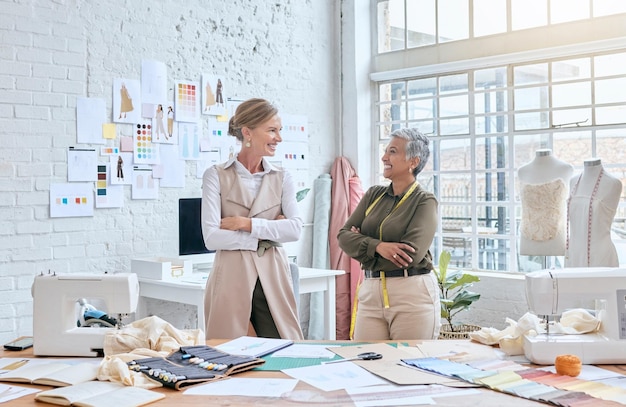 Colaboración de mujeres diseñadoras y de moda en un taller juntas con una lluvia de ideas sobre ideas creativas para pequeñas empresas Planificación de la creatividad y la visión de un equipo de modistas maduros con una mentalidad optimista