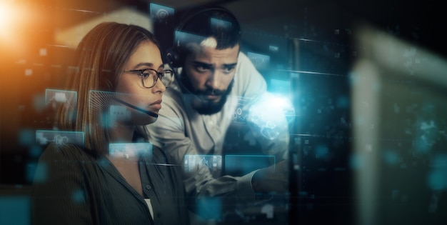 Colaboración y planificación de empresarios creativos para holograma de marketing digital o redes futuras por la noche por consultores de escritorio en estrategia de equipo para innovación de big data o inicio en línea