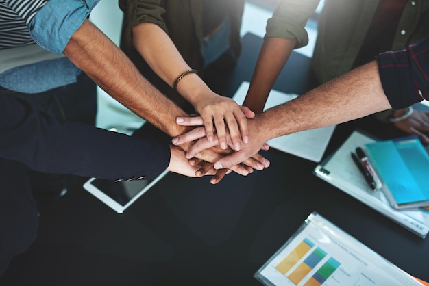 Colaboración en el trabajo en equipo en la planificación financiera o el compromiso Círculo de personas y equipo Construyendo una conexión en la oficina con la comunicación de la comunidad o el apoyo en el proyecto