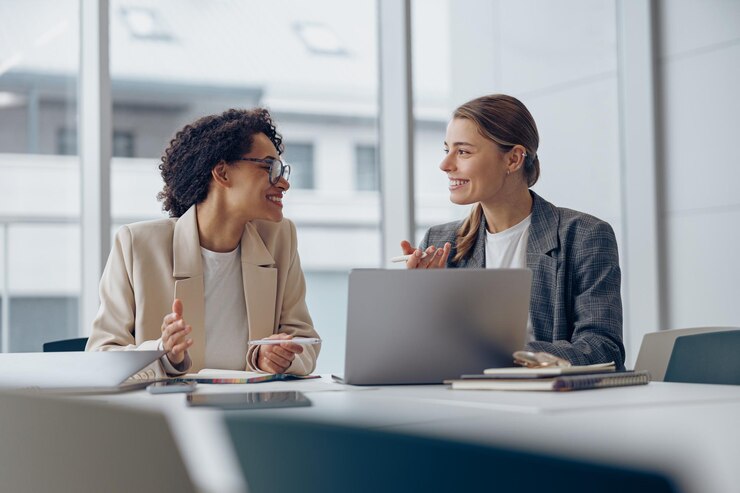 Foto colaboradores discutindo problemas relacionados ao negócio no escritório e usando laptop conceição da equipe de negócios