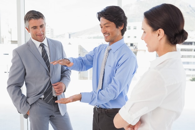 Colaboradores felizes tendo uma discussão