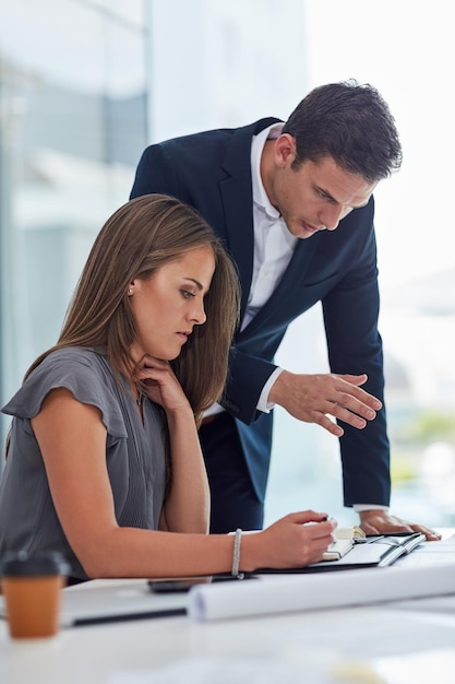 Colaborando no maior negócio do ano Foto recortada de dois empresários discutindo no escritório