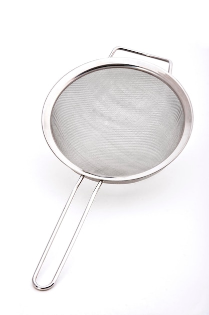 Colador de cocina de metal o acero inoxidable herramienta de cocina fondo blanco alimentos de estilo de vida