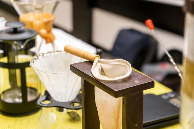 Coladores de café hechos de tela en una mesa de exhibición