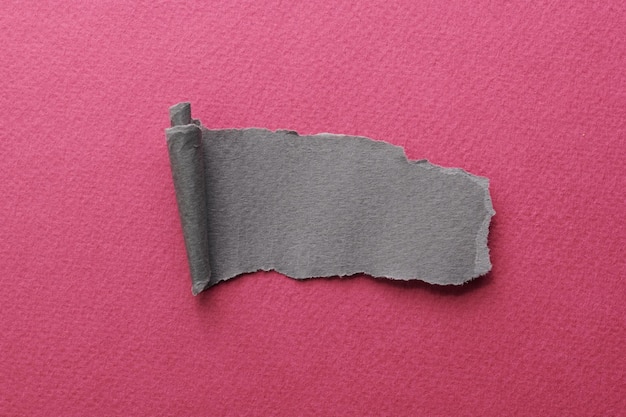 Colagem artística de pedaços de papel rasgado com bordas rasgadas coleção de notas adesivas vermelho borgonha cinza cores pedaços de páginas de caderno fundo abstrato