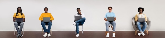 Colagem com freelancers masculinos multirraciais usando laptops sentados em cadeiras sobre fundo claro