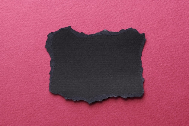 Colagem de arte de pedaços de papel rasgados com bordas rasgadas Coleção de notas pegajosas cores vermelhas bordeaux pretas pedaços de páginas de caderno Fundo abstrato