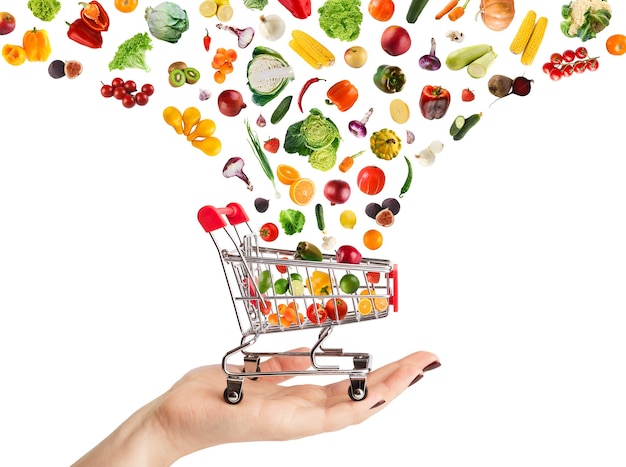 Colagem de carrinho de compras com vegetais e frutas isoladas