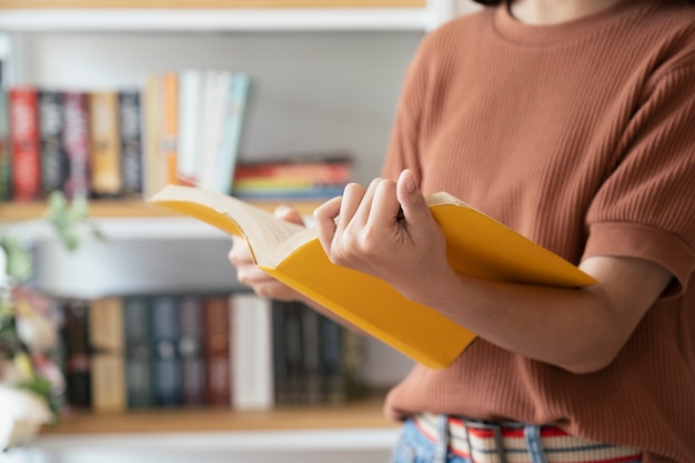 Colagem de mulher está lendo um livro.