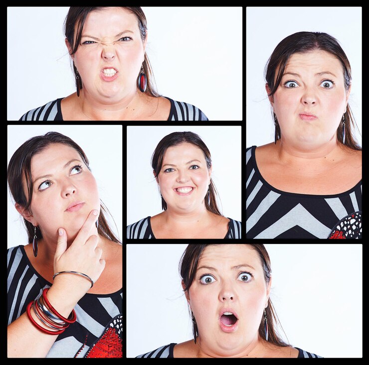 Foto colagem de rosto e mulher com emoções em estúdio em fundo branco para personalidade divertida e engraçada pessoa feminina isolada e expressão facial com retrato composto com e sentimentos para meme