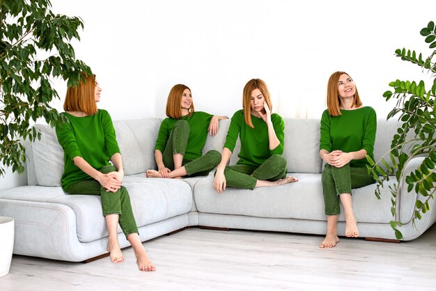 Colagem linda ruiva jovem com roupas verdes em casa com as plantas da casa em um humor diferente e uma variedade de emoções.