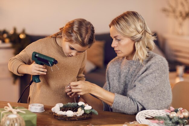 Colando a fita na guirlanda de Natal