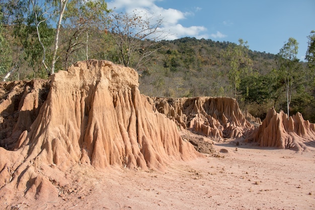 colapso do solo ou imagem do conceito natural do colapso da argila