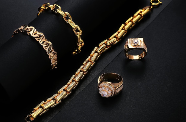 Colar de ouro elegante com colar de diamantes ouro grande luxo em um papel de fundo
