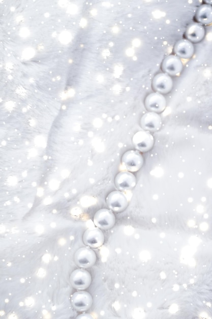Foto colar de pérolas de moda de joias de férias de inverno em estilo de glamour de fundo de pele presente e presente chique para design de banner de compras de marca de joias de luxo