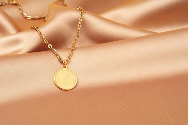 Colar dourado com pingente em fundo de seda