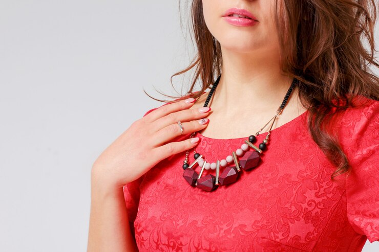 Colar original em jovem no vestido vermelho elegante