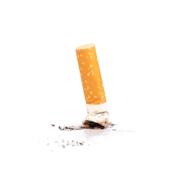 Colas de cigarro isoladas em fundo branco