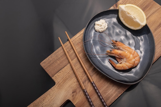 Colas de gambas asadas con romero fresco y limón.