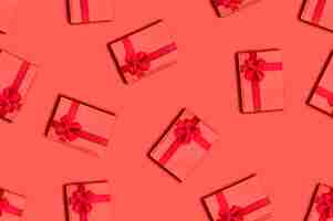 Foto colash con paquete de regalo rojo sobre fondo rojo.