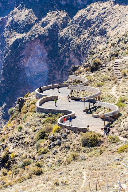 Colca Canyon PeruSüdamerikanische Inkas bauen landwirtschaftliche Terrassen mit Teich und Klippe Eine der tiefsten Schluchten der Welt