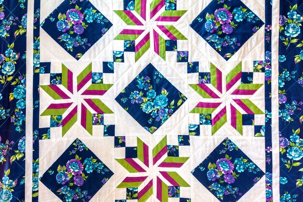 La colcha de patchwork está hecha de piezas de tela multicolores Producto hecho a mano