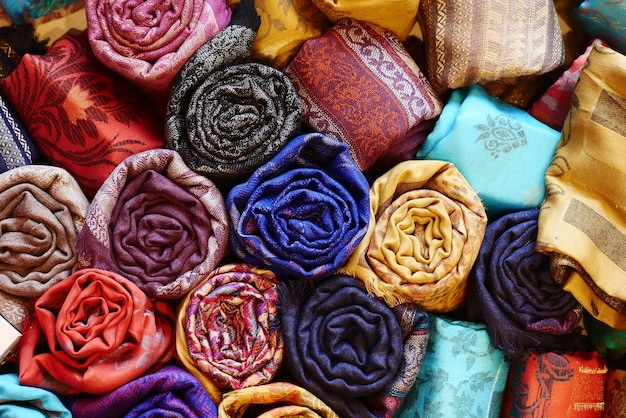 Colchas e lenços de tecidos coloridos com diferentes padrões orientais