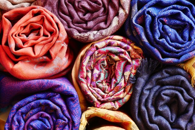 Colchas e lenços de tecidos coloridos com diferentes padrões orientais