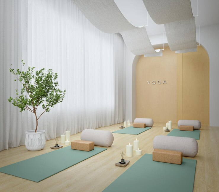 Colchonetas de yoga en la sala de yoga con velas perfumadas de plantas y fondo de cortina blanca