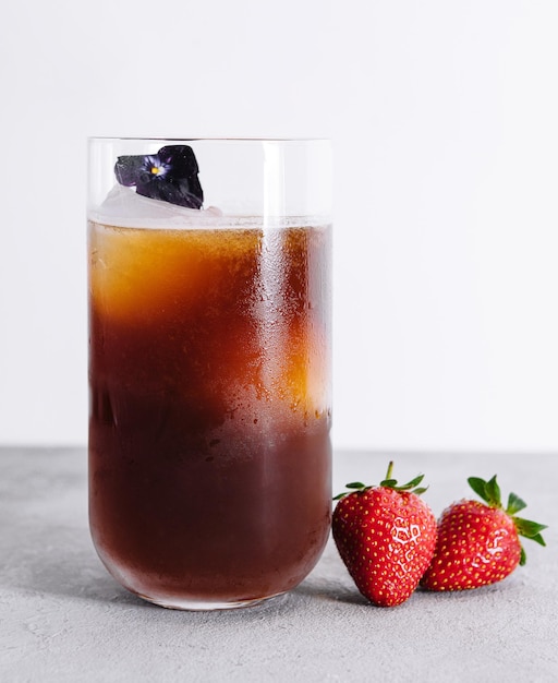 Cold Brew Coffee to Drink mit Eiswürfeln dekoriert mit Erdbeeren