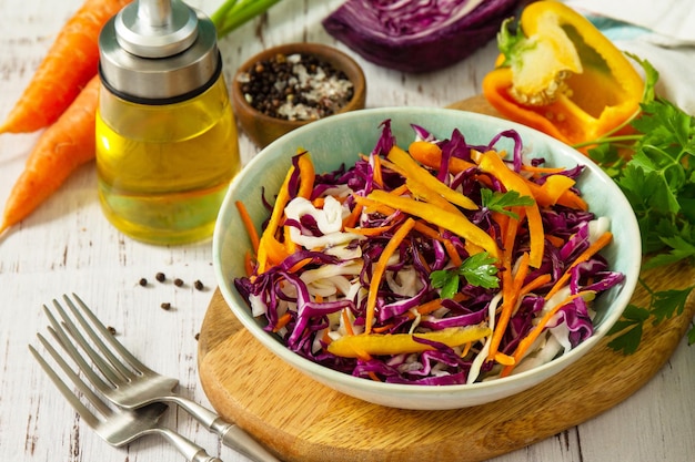 Cole Slaw Kohlsalat in einer Schüssel auf einem Holztisch