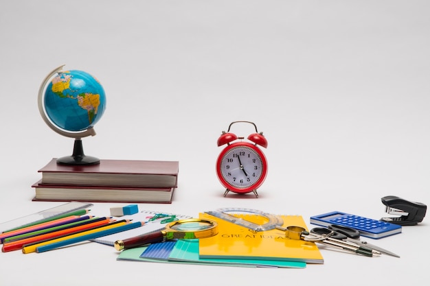 Coleção colorida de material escolar em fundo branco. de volta à escola. ótimas ideias